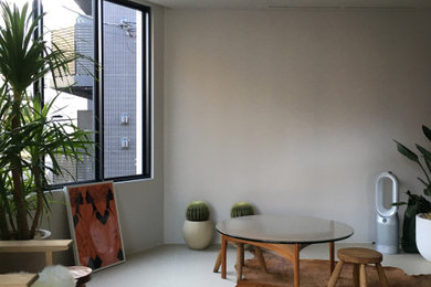 ミッドセンチュリースタイルのおしゃれなLDK (白い壁、セラミックタイルの床、ベージュの床、白い天井) の写真