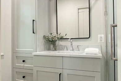 ワシントンD.C.にある小さなトランジショナルスタイルのおしゃれな浴室の写真