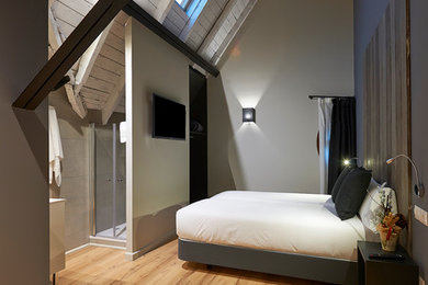 バルセロナにあるインダストリアルスタイルのおしゃれな寝室
