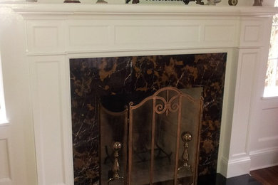 Example of a classic family room design in New York
