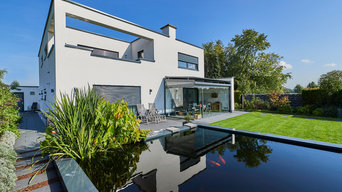 Villa im Bauhausstil mit Teich im Garten