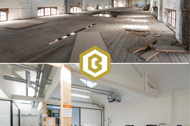 Idées déco pour un très grand bureau atelier industriel avec un mur blanc, moquette, un sol gris et poutres apparentes.