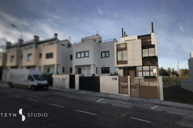 Imagen de fachada de casa pareada contemporánea de tamaño medio de tres plantas con revestimiento de piedra y tejado plano