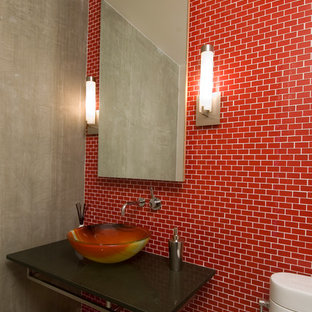 Idee per un bagno di servizio minimalista