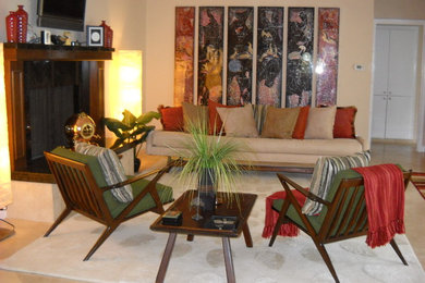 Example of a mid-century modern home design design in San Diego