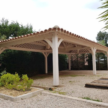 Abri de voiture en bois sur poteaux