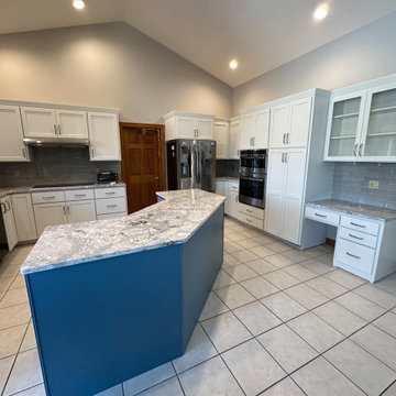 Beautiful Transitional Kitchen Remodel Done in a Two-Tone Color