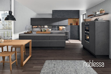 Kitchen - contemporary kitchen idea in Phoenix