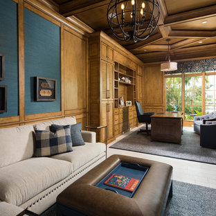 Ejemplo de despacho clásico renovado con paredes azules, suelo de madera clara, escritorio independiente y suelo blanco