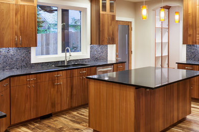 Example of a kitchen design in Chicago