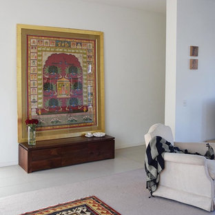 Modelo de hall bohemio, pequeño, con paredes blancas, suelo de baldosas de cerámica, puerta simple, puerta blanca y suelo blanco