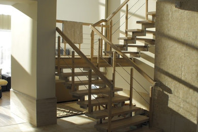 Источник вдохновения для домашнего уюта: большая п-образная металлическая лестница в современном стиле с деревянными ступенями и перилами из смешанных материалов