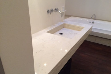 Modernes Badezimmer mit weißer Wandfarbe, Einbauwaschbecken und Granit-Waschbecken/Waschtisch in Berlin
