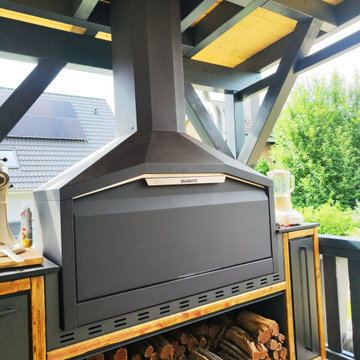 Rustikaler Charme trifft moderne Eleganz: Maßgeschneiderte L-Outdoorküche in der