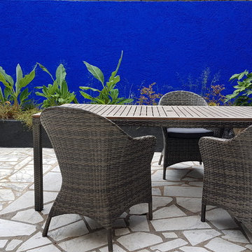 vue du salon d'été et du mur Bleu Klein