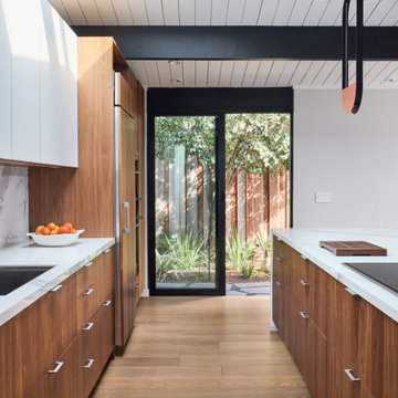 Flowing Courtyard Eichler