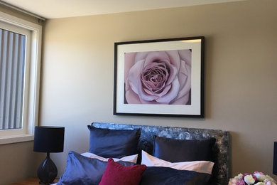 Photo of a contemporary bedroom in Canberra - Queanbeyan.