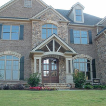 Front of house w/garage