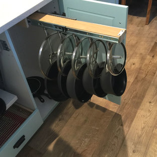 На фото: с высоким бюджетом большие угловые кухни в стиле модернизм с кладовкой, раковиной в стиле кантри, фасадами с утопленной филенкой, техникой из нержавеющей стали, островом и столешницей из гранита