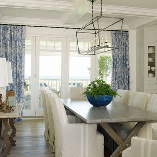 サンディエゴの広いビーチスタイルのLDKの画像 (白い壁、淡色無垢フローリング)