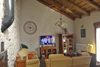 Imagen de salón cerrado rústico de tamaño medio con suelo de baldosas de porcelana, chimeneas suspendidas y marco de chimenea de metal