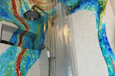 Foto de cuarto de baño ecléctico pequeño con ducha empotrada, baldosas y/o azulejos beige, baldosas y/o azulejos en mosaico, suelo con mosaicos de baldosas, aseo y ducha, lavabo suspendido, suelo beige y ducha con cortina