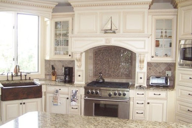 Kitchen - traditional kitchen idea in New York