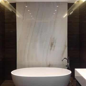Ванная комната с применением натурального мрамора Eramosa и оникса Ivory
