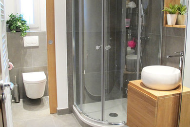 Idée de décoration pour une salle de bain design.