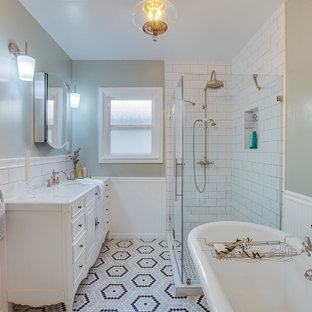Idee per una piccola stanza da bagno padronale chic con consolle stile comò, ante bianche, vasca con piedi a zampa di leone, doccia a filo pavimento, WC monopezzo, piastrelle verdi, pareti verdi, pavimento in marmo, lavabo da incasso, top in marmo, pavimento multicolore, porta doccia a battente, top bianco, un lavabo, mobile bagno freestanding e boiserie
