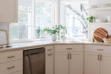 Foto de cocina contemporánea grande con armarios estilo shaker, puertas de armario blancas y salpicadero blanco