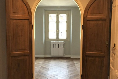 Ispirazione per un soggiorno moderno con parquet chiaro