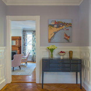 ボストンの中サイズのトランジショナルスタイルのおしゃれな玄関ロビー (紫の壁、無垢フローリング、茶色い床) の写真