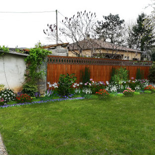 Idée de décoration pour un petit jardin arrière tradition au printemps avec des solutions pour vis-à-vis et une exposition partiellement ombragée.