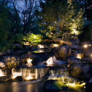 Inspiration pour un grand jardin à la française arrière traditionnel avec un bassin, une exposition partiellement ombragée et des pavés en pierre naturelle.