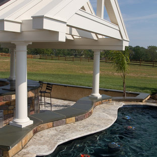 フィラデルフィアの巨大なオーダーメイドモダンスタイルのおしゃれな裏庭プール (噴水、真砂土舗装) の写真