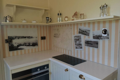 Design ideas for a traditional kitchen in Sydney with glass sheet splashback.
