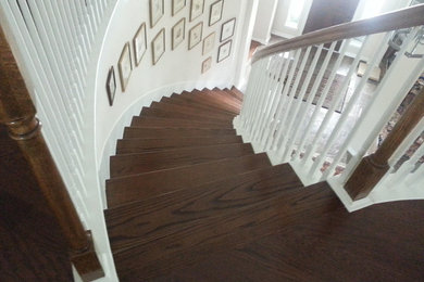 Staircase transition from carpet to wood