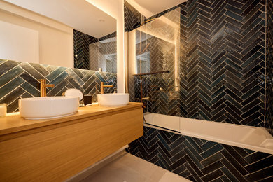 Réalisation d'une salle de bain minimaliste.