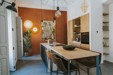 Example of a trendy kitchen design in Valencia