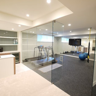 カルガリーの大きいモダンスタイルのおしゃれなホームジムの写真