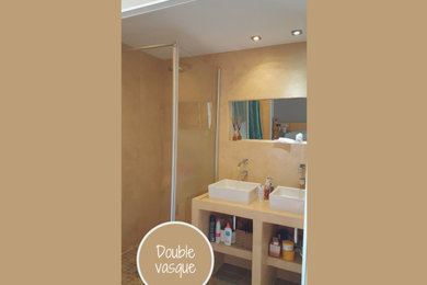 Idée de décoration pour une salle de bain beige et blanche design de taille moyenne avec une douche à l'italienne, un carrelage beige, un mur beige, un lavabo posé, un plan de toilette beige et meuble double vasque.