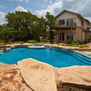 オースティンのエクレクティックスタイルのおしゃれなプールの写真