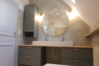 Cette image montre une salle d'eau design de taille moyenne avec un placard à porte plane, des portes de placards vertess, une baignoire posée, un plan de toilette en stratifié, meuble simple vasque et meuble-lavabo suspendu.
