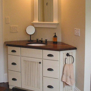 Badezimmer mit dunklem Holzboden und Waschtisch aus Holz Ideen, Design