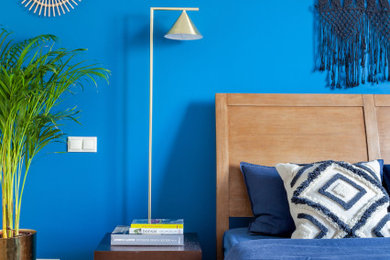 Идея дизайна: хозяйская спальня среднего размера в стиле фьюжн с синими стенами и паркетным полом среднего тона