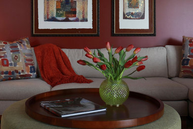 Ejemplo de sala de estar abierta actual grande con paredes rojas, suelo de madera en tonos medios, chimeneas suspendidas, televisor independiente y suelo marrón