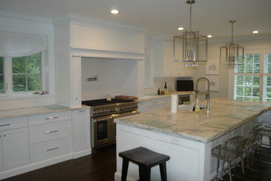 Kitchen - traditional kitchen idea in St Louis