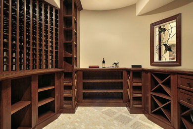 Cette photo montre une grande cave à vin exotique avec des casiers.