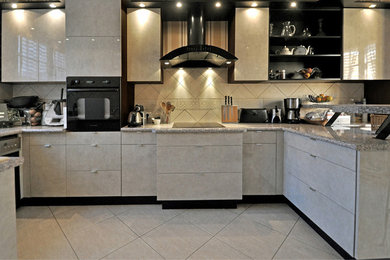 Inspiration for a large contemporary u-shaped open plan kitchen in Paris with with island.
